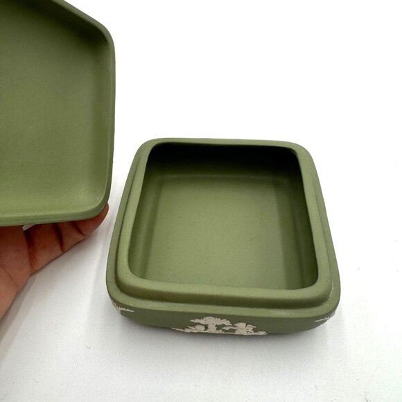 Wedgwood Jasperware Sage Green Square Lidded Trinket Box Angels Cherub Flowers - Picture 7 of 12